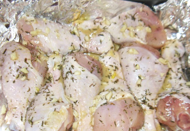 1. Этап. Куриная голень в фольге: Когда мясо замаринуется, мы берем противень и застилаем его фольгой, а на фольгу выкладываем голени.