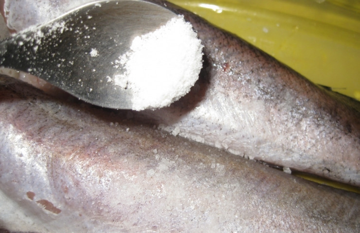 1. Этап. Рыба с овощами в мультиварке: Тушки хека промываем под холодной водой и натираем солью и черным перцем.