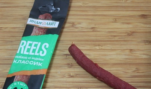 1. Этап. Закусочные творожные булочки: Достать колбаску и порезать очень мелким кубиком.