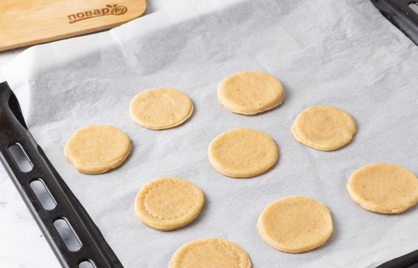 1. Этап. Веганское печенье с корицей: Выложите печенье на пергамент для выпечки и выпекайте в хорошо разогретой до 180 градусов духовке 12-15 минут.