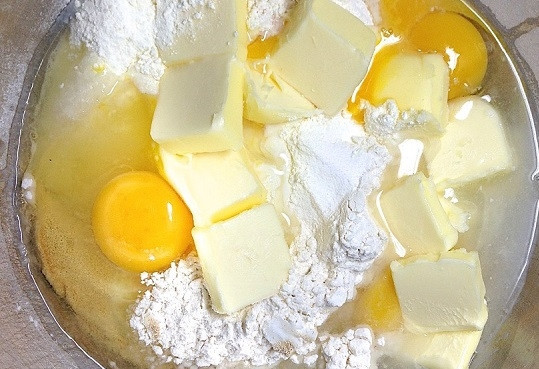 1. Этап. Булочка Бриош: 1. Если доверить процесс технике, то замес теста — настоящее удовольствие. Выложите все ингредиенты в глубокую мисочку.