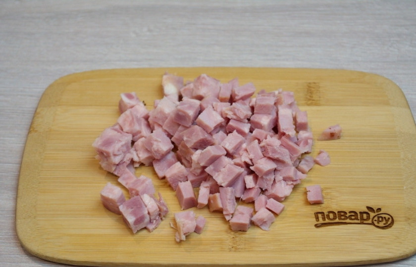 1. Этап. Рис по-кантонски: Для приготовления блюда я предлагаю взять ветчину. Есть варианты, когда блюдо готовится с обжаренной свининой, но вкуснее и эффектнее блюдо будет с использованием ветчины. Ветчину нарежьте кубиками.