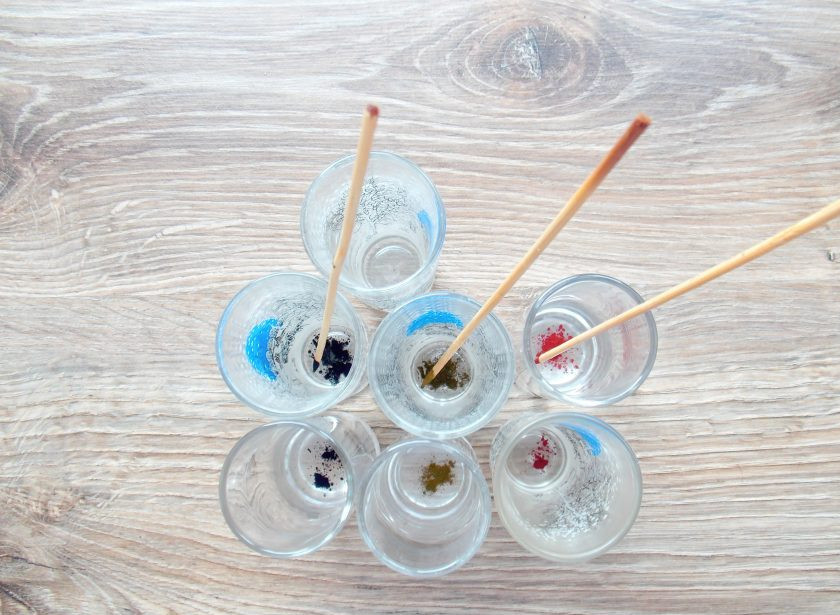 1. Этап. Сахарные кристаллы на палочке: Возьмите высокие стаканы и насыпьте немного пищевых красителей. Чем больше добавите, тем ярче будут ваши кристаллы.