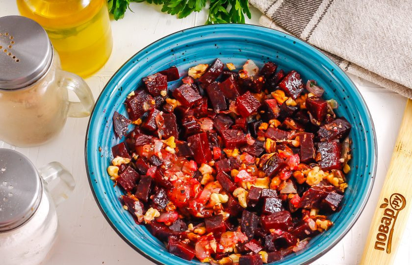 1. Этап. Свекла по-монастырски: Аккуратно перемешайте салат. Дополнительно масло не вливайте, лук жарился на нем и этого вполне хватит. По желанию можете добавить немного измельченной зелени укропа или петрушки.