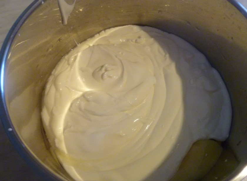 1. Этап. Кексы проще простого: Берем небольшую миску и вбиваем туда 2 яйца, затем добавляем туда 1,5 стакана сметаны и все это взбиваем миксером.