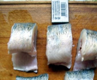 1. Этап. Рыба по-узбекски: Рыбу почистить, выпотрошить и вымыть. Нарезать на порционные куски и опустить в соляной раствор (на 1,5 литра воды 2 ч. л. соли) на 1 час: в дальнейшем рыба не развалится под воздействием пара и 