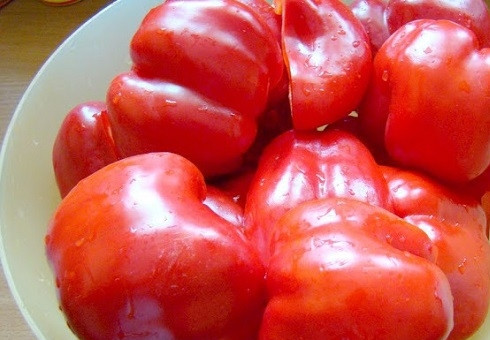 1. Этап. Салат на зиму из свеклы: Перец очищаем от сердцевины с семенами.