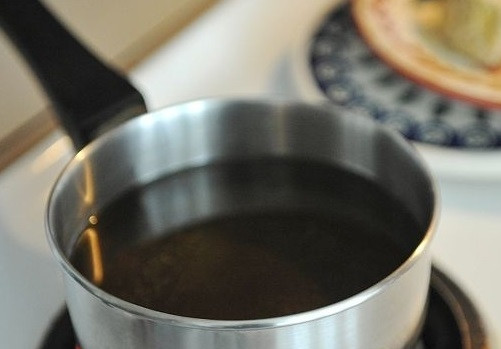 1. Этап. Сыр, жареный в панировке: 7. Влейте масло в сотейник и хорошенько прогрейте.