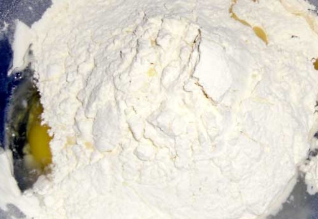 1. Этап. Самса круглая: В глубокую емкость вливаем воду, добавляем яйцо и муку. Также вливаем оливковое масло, кладем соль.