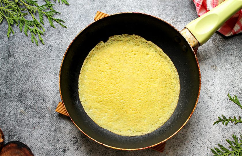 1. Этап. Закуска Виктория: Испеките из желтого теста блинчики, не зажаривая. Дайте всем блинчикам остыть.