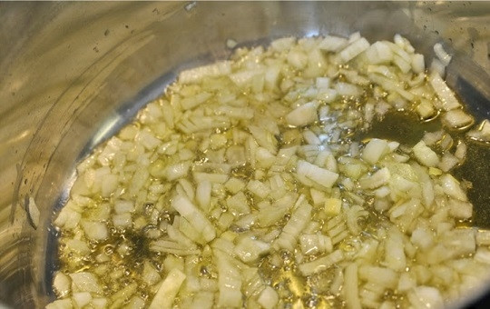 1. Этап. Куриный суп с имбирем: 2. Лук очистите и нарежьте мелкими кубиками. В кастрюлю налейте немного растительного масла, разогрейте его. Выложите туда лук, обжарьте его до прозрачности.