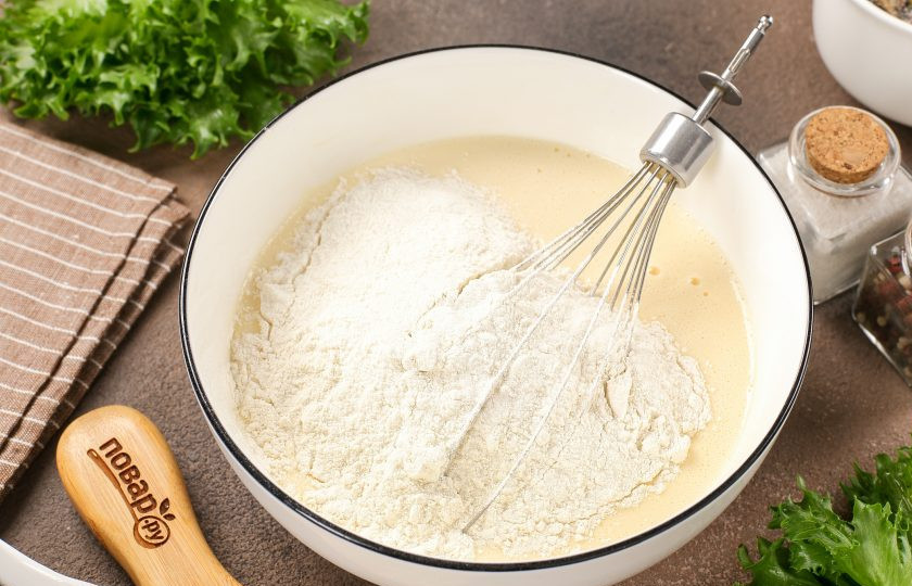 1. Этап. Пирог с сайрой и рисом: Затем добавьте муку.