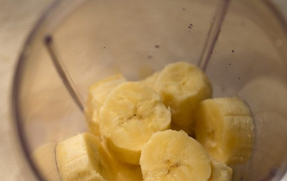 1. Этап. Коктейль на кокосовом молоке с бананом: 1. В чашу блендера отправьте очищенные и нарезанные бананы.