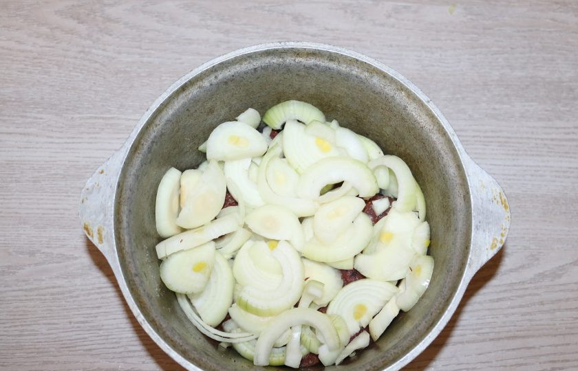 1. Этап. Басма: Сверху выложите лук.