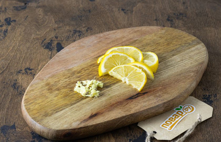 1. Этап. Чай с тархуном и мятой: Имбирь очистите и мелко порубите. Лимон нарежьте тонкими дольками.