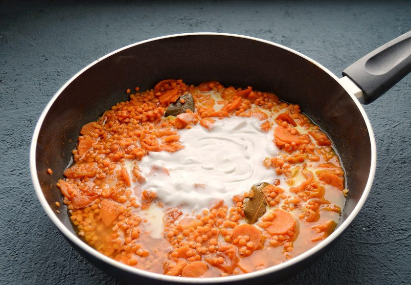 1. Этап. Дал из красной чечевицы: Добавьте воду, кокосовое молоко и соль. Снизьте огонь до средне-низкого и оставьте чечевицу вариться под крышкой.