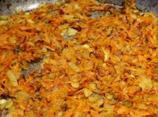 1. Этап. Плов из утки: Пока тушится утка, займемся овощами. Чистим лук и морковь. Морковь натираем на терке, лук нарезаем полукольцами и обжариваем все вместе на растительном масле до готовности.