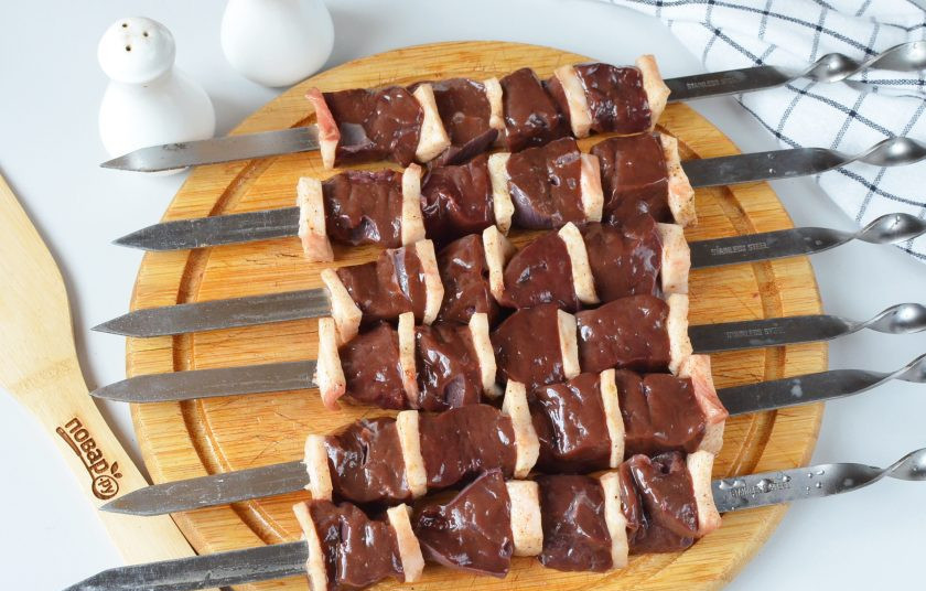 1. Этап. Шашлык из печени говядины на мангале: Нанизайте на шампуры сало и печень чередуя, чтобы сало было первым и последним кусочком.