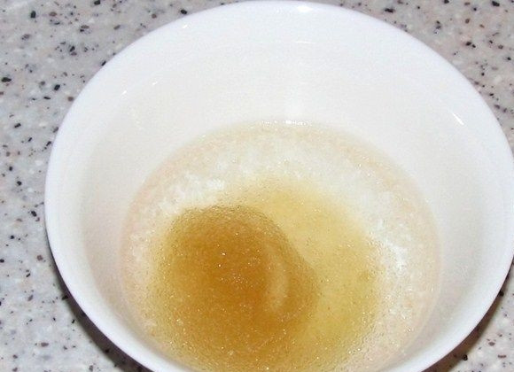 1. Этап. Творожный крем для бисквита: В миске замочите желатин в воде на полчаса. Далее желатин нагрейте на водяной бане, постоянно помешивая, чтобы он растворился. Потом охладите при комнатной температуре.