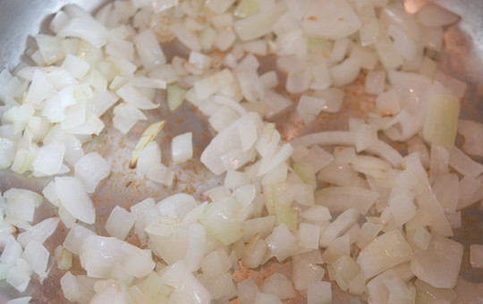 1. Этап. Томатная похлебка с кукурузой: 3. В кастрюле разогрейте немного масла. Очистите и измельчите кубиками лук. Выложите лук в масло и обжарьте на среднем огне до прозрачности.