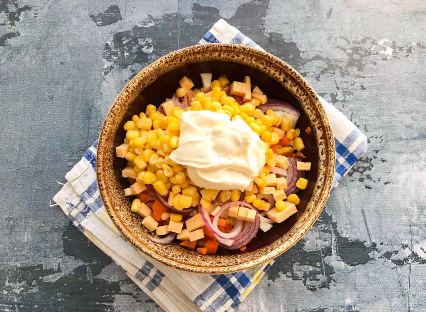 1. Этап. Салат Застольный с курицей: Заправьте салат майонезом, посолите и хорошо перемешайте.