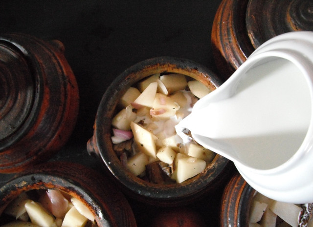 1. Этап. Курица с грибами в горшочке: Залить сливками (примерно до середины горшочка) и отправить в разогретую до 180С духовку на 40 минут.