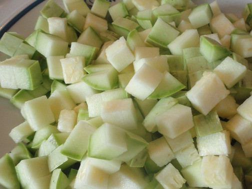 1. Этап. Кабачки по-итальянски: 1. Начинаем с нарезки кабачка. Кубики должны быть среднего размера.