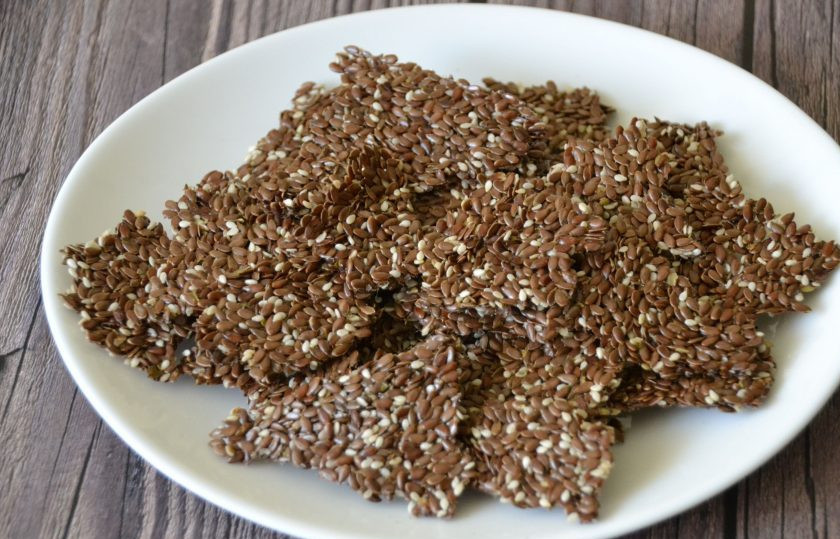 1. Этап. Льяные флаксы: Флаксы с добавлением кунжута получились еще вкуснее.