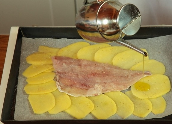 1. Этап. Филе рыбы с картошкой: Сверху полейте оливковым маслом.