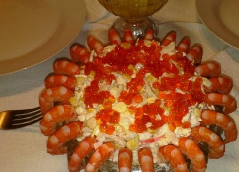 1. Этап. Салат с креветками и кальмаром: Перекладываем салат в красивую салатницу, сверху посыпаем красной икрой и украшаем целыми креветками. Салат готов!