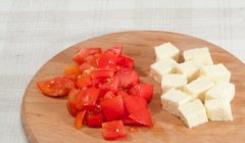 1. Этап. Салат с адыгейским сыром: Помидоры и сыр нарежьте кубиками.