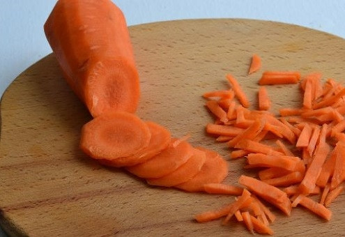 1. Этап. Гранатовый браслет салат без свеклы: Очищенную морковь измельчаем так же, как картофель. Либо нарезаем, либо натираем на терке.