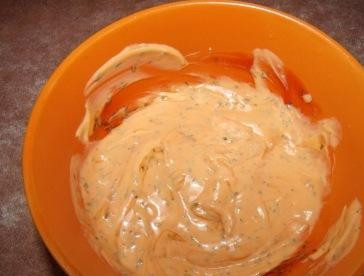 1. Этап. Пицца с ветчиной и ананасами: 2. Приступите к изготовлению соуса. Предварительно нагрейте в микроволновой печи сырный соус или плавленый сыр. Смешайте кетчуп, сыр, мелкодробленный чеснок и базилик, поперчите. Все перемешайте.