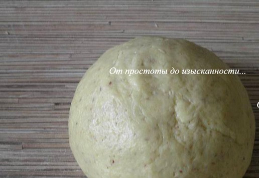 1. Этап. Миндальный рождественский венок: Затем замесите тесто руками, заверните в пищевую пленку и уберите в холодильник на 30-60 минут.