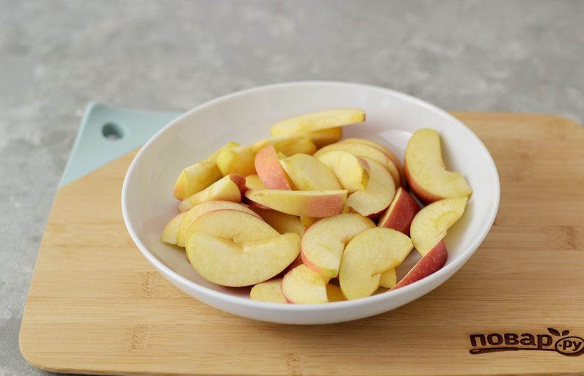 1. Этап. Варенье из красной смородины с яблоками: Яблоки помойте, вырежьте сердцевину, нарежьте дольками.