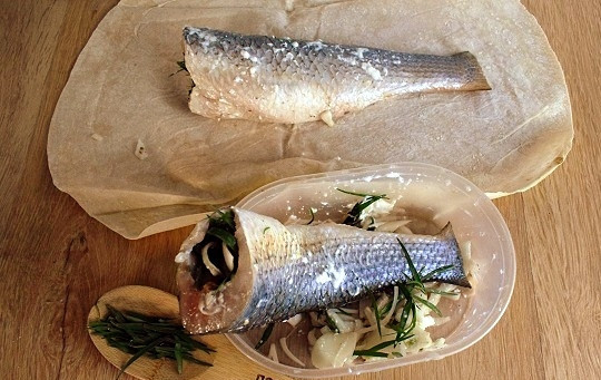 1. Этап. Рыба в лаваше с тархуном: Филе рыбы натрите смесью соли и перца со всех сторон. Лук нарежьте крупными полукольцами, немного помните руками, чтобы выступил сок, и натрите им рыбу. Затем обмажьте ее сметаной или майонезом. Внутрь рыбки положите листья тархуна и лук.