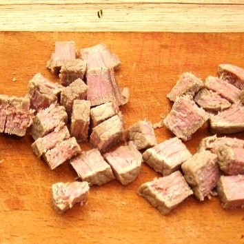 1. Этап. Салат Охотничий: Отварную говядину нарезаем кубиками.