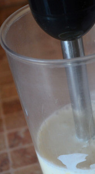 1. Этап. Чиа пудинг с ягодами: Блендером измельчить питьевой йогурт, целый банан и ванилин.