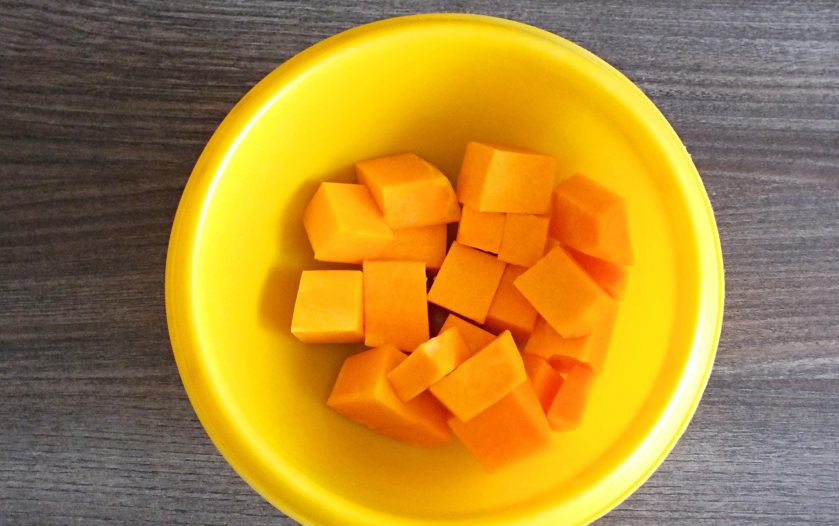 1. Этап. Тыквенное печенье с клюквой: Тыкву очистите от кожуры, нарежьте на небольшие кусочки. Выложите в чашу, добавьте 2 ст.л. воды. Поставьте в микроволновую печь. Включите максимальную мощность на 5-7 минут.