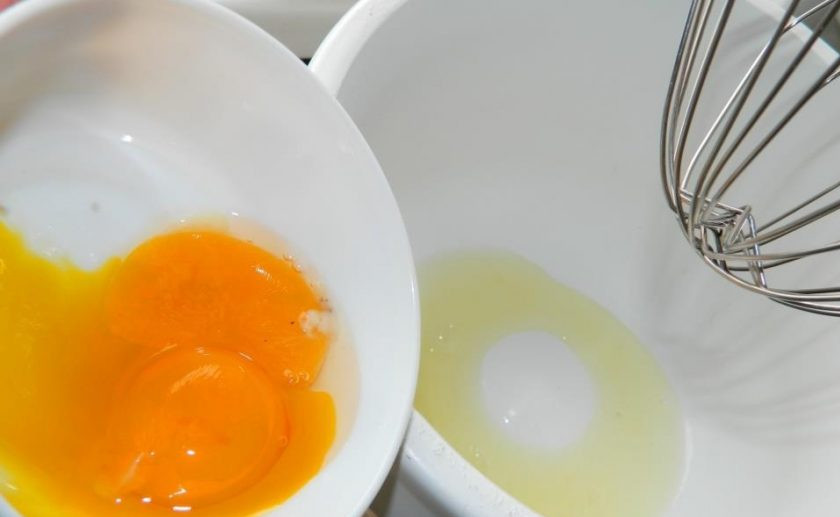 1. Этап. Шоколадно-вишневый торт со сливками: Яйца разделите на белки и желтки. Белки взбейте до устойчивых пиков. Отложите.