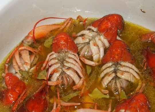 1. Этап. Раки в пряном соусе: Заливаем содержимое сковороды вином, добавляем соль и зелень.