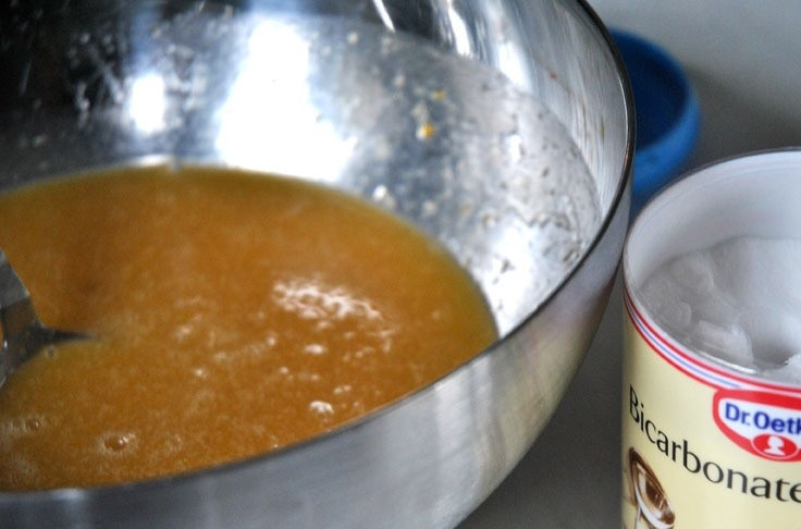 1. Этап. Пряник медовый: В мед выложите сливочное масло, дождитесь пока оно растает и смешайте оба ингредиента. Затем вбейте сырое куриное яйцо, всыпьте муку и замесите тесто.