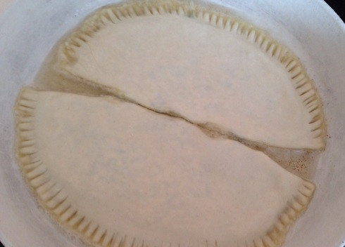 1. Этап. Чебуреки из слоеного теста: На среднем огне нагреваем сковороду с небольшим количеством масла, выкладываем чебуреки.