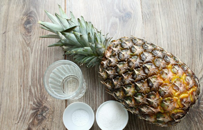 1. Этап. Ананасы в сиропе на зиму: Подготовьте все необходимые ингредиенты для приготовления ананасов в сиропе на зиму. Ананас тщательно вымойте в горячей воде со щеткой, обсушите.