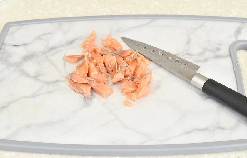 1. Этап. Салат по-царски с семгой и креветками: Рыбу нарежьте.