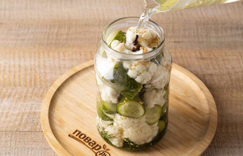 1. Этап. Цветная капуста маринованная с огурцами на зиму: Добавьте в банку уксус и влейте горячий рассол в банку. Закатайте.