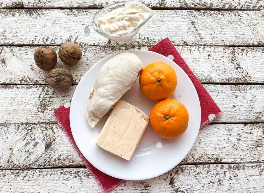 1. Этап. Салат с мандаринами: Подготовьте все необходимые ингредиенты.