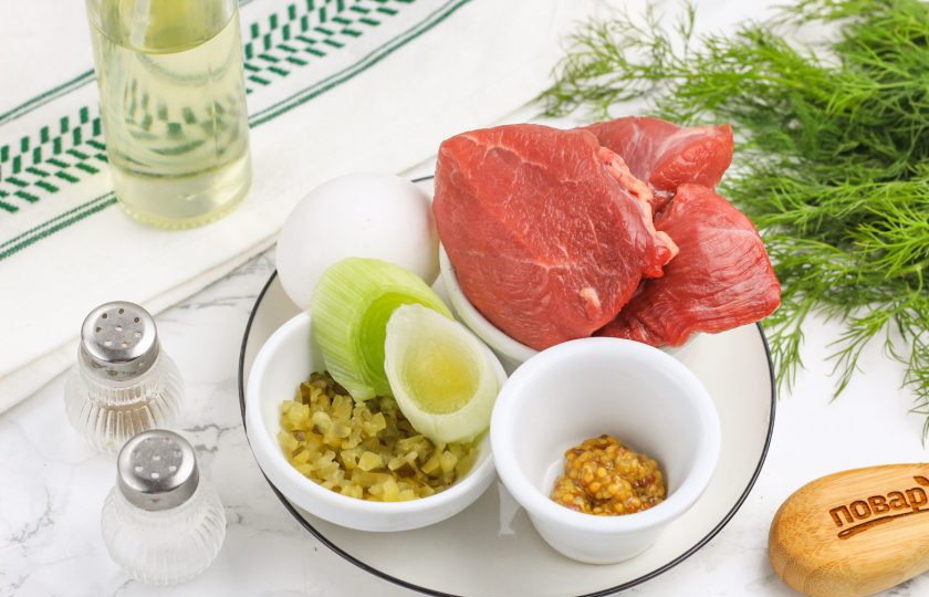 1. Этап. Тартар из говядины классический: Подготовьте указанные продукты. Говядину выбирайте парную или замените ее телятиной. Красный лук можно с легкостью заменить белым, пореем, зеленым, но не репчатым!