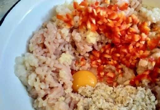 1. Этап. Куриные котлеты нежные: Прокрутить мясо с луком на мясорубке, добавить яйцо, чеснок выдавить через пресс, болгарский перец мелко нарезать, посолить, поперчить.