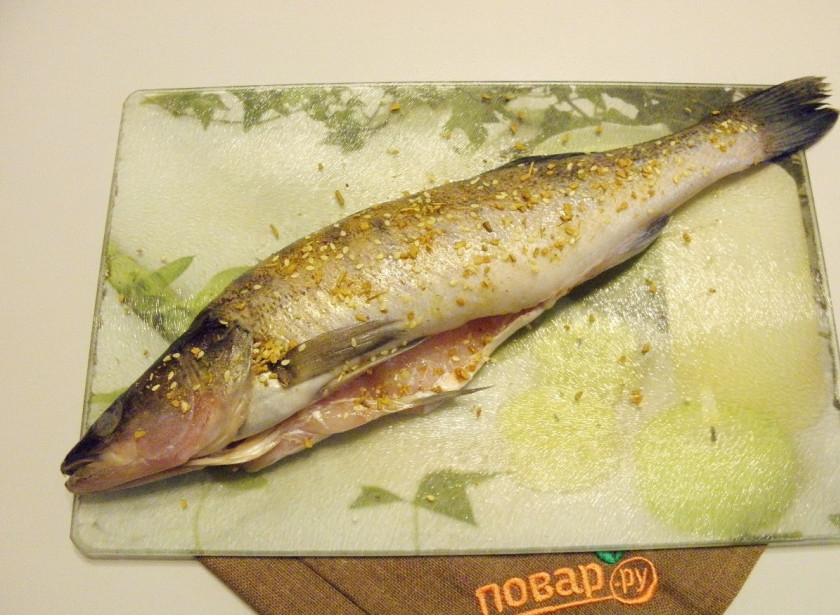 1. Этап. Судак в духовке, запеченный в фольге: Натрите судака солью и приправой, оставьте на 10 минут.